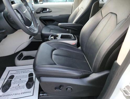 2024 Chrysler Pacifica Hybrid Select