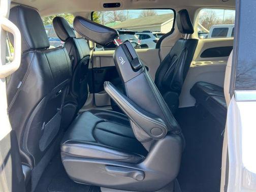 2024 Chrysler Pacifica Hybrid Select