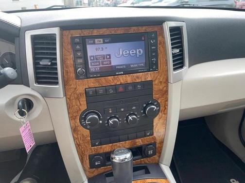 Photo 2 of 17 of 2010 Jeep Grand Cherokee Limited