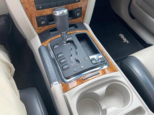 Photo 4 of 17 of 2010 Jeep Grand Cherokee Limited