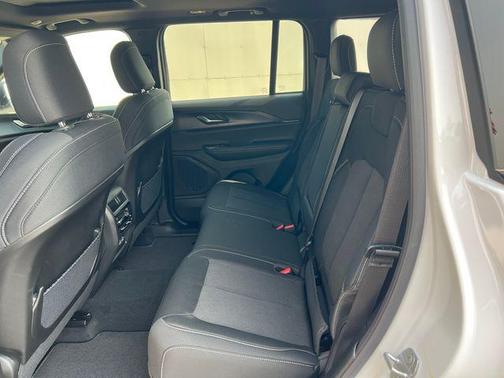 Bright White Clearcoat 2026 Jeep Grand Cherokee Laredo