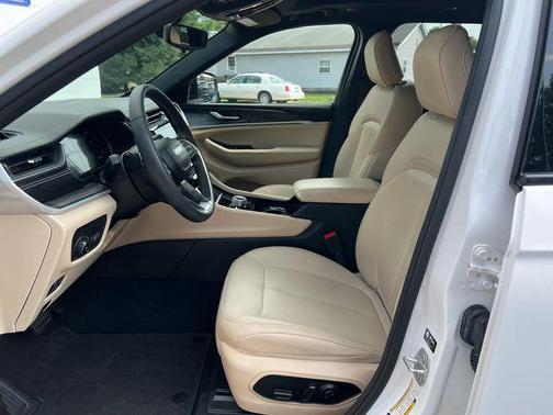 Bright White Clearcoat 2023 Jeep Grand Cherokee Limited