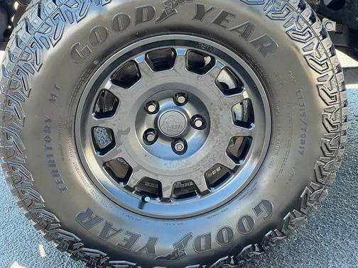 Sting-Gray Clearcoat 2023 Jeep Gladiator Freedom 4x4