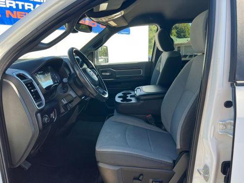 Bright White Clearcoat 2023 RAM 2500 Big Horn Crew Cab 4x4 6'4' Box