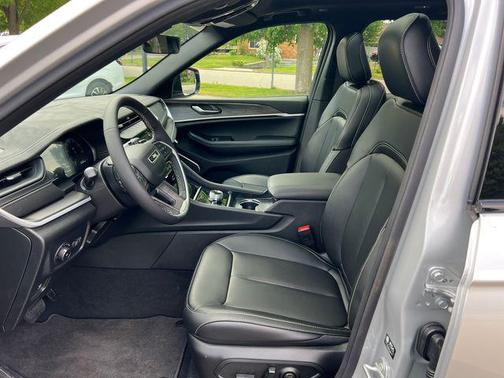 Silver Zynith 2026 Jeep Grand Cherokee Limited