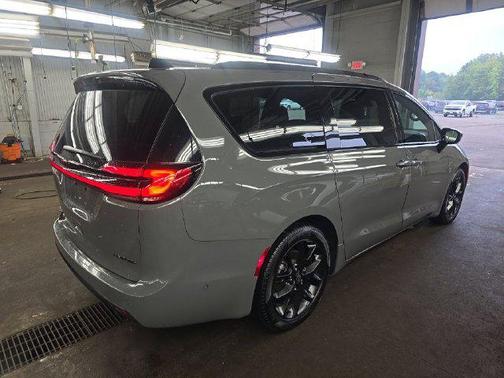Ceramic Gray Clearcoat 2025 Chrysler Pacifica Limited