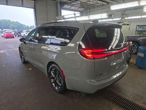 Ceramic Gray Clearcoat 2025 Chrysler Pacifica Limited