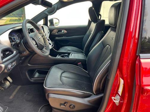 Red Hot Pearlcoat 2024 Chrysler Pacifica Limited