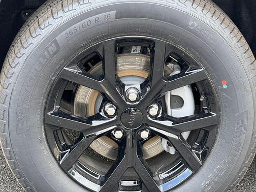 Silver Zynith 2026 Jeep Grand Cherokee Altitude