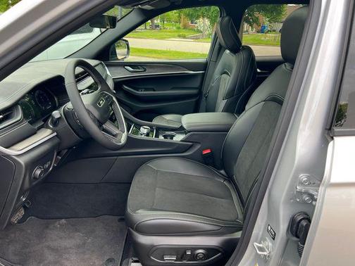 Silver Zynith 2026 Jeep Grand Cherokee Altitude