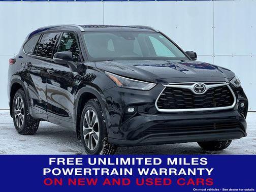 Midnight Black Metallic 2022 Toyota Highlander XLE