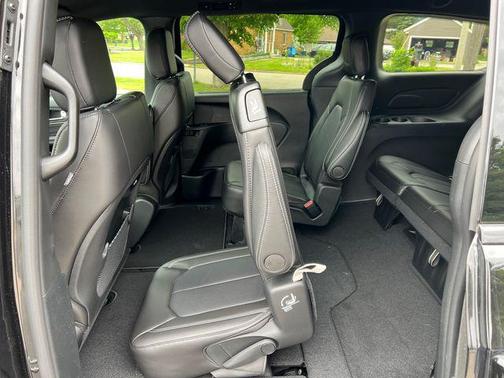 Diamond Black Crystal Pearlcoat 2026 Chrysler Pacifica L