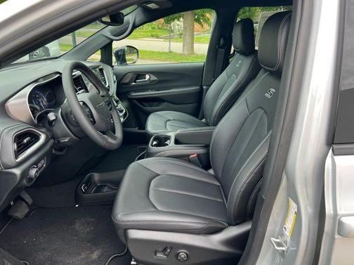 Silver Mist Clearcoat 2026 Chrysler Pacifica L