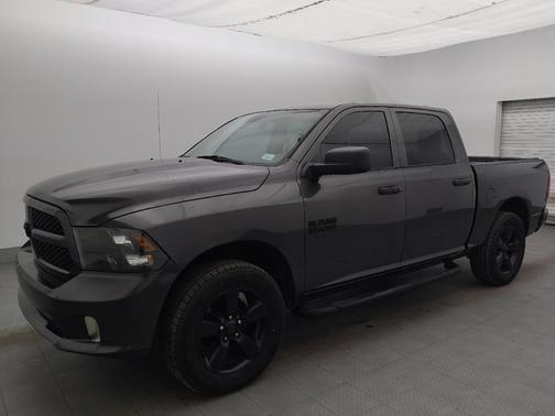 Brilliant Black Crystal Pearlcoat 2018 RAM 1500 Express