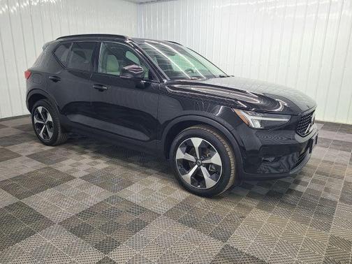 2023 Volvo XC40 B5 Plus Dark Theme
