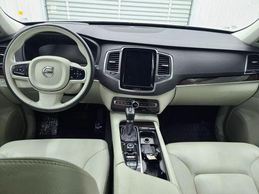 2019 Volvo XC90 T6 Momentum