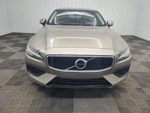 2020 Volvo S60 T6 Momentum