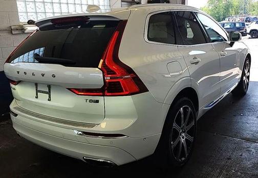 White 2018 Volvo XC60 Recharge Plug-In Hybrid T8 Inscription