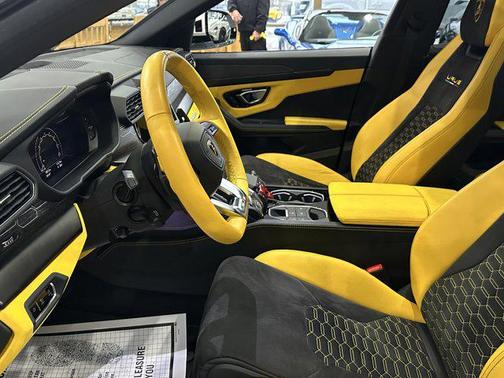 2022 Lamborghini Urus Base