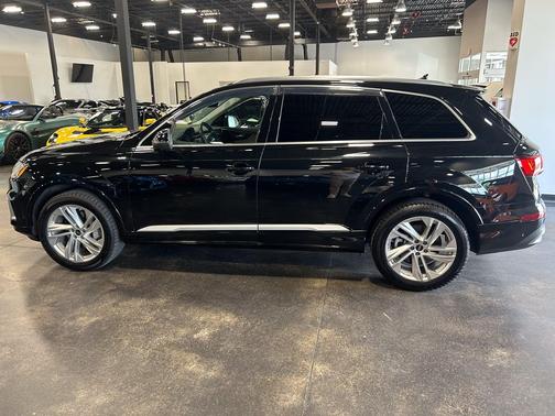 Mythos Black Metallic 2023 Audi Q7 55 Premium Plus