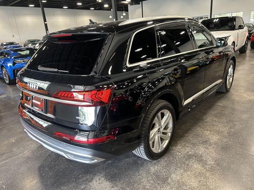 Mythos Black Metallic 2023 Audi Q7 55 Premium Plus