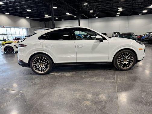 WHITE 2022 Porsche Cayenne Cayenne