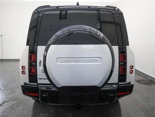 Hakuba Silver Metallic 2024 Land Rover Defender 130 P400 X-Dynamic SE