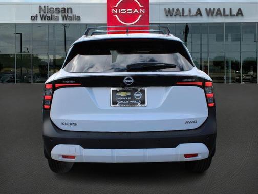 Aspen White Tri 2026 Nissan Kicks SV