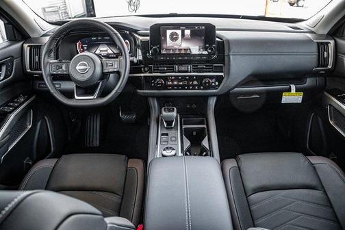 2025 Nissan Pathfinder Platinum 4WD