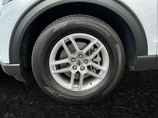 Space White Metallic 2026 Ford Explorer Active