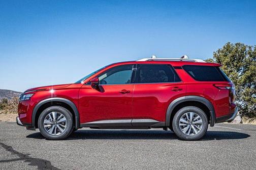 2025 Nissan Pathfinder SL 4WD