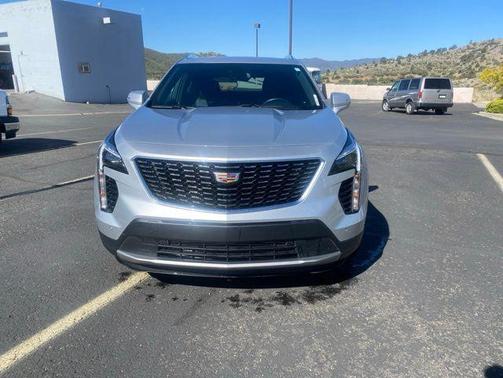 Radiant Silver Metallic 2021 Cadillac XT4 Premium Luxury