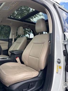 Star White Metallic Tri Coat 2021 Ford Explorer XLT