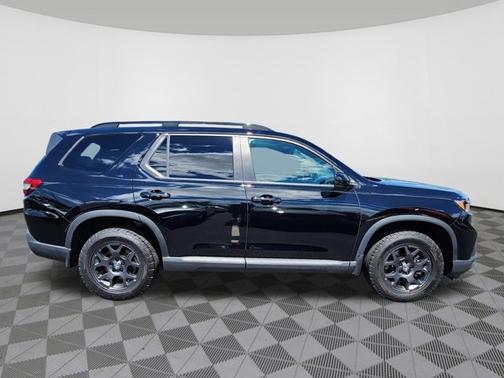 Crystal Black Pearl 2024 Honda Pilot TrailSport