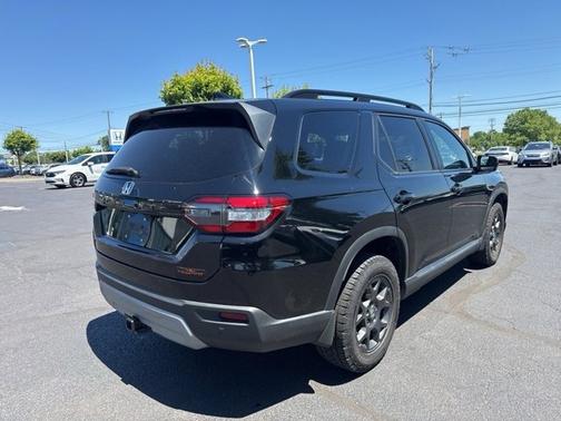 Crystal Black Pearl 2024 Honda Pilot TrailSport