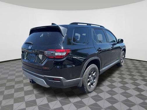 Crystal Black Pearl 2024 Honda Pilot TrailSport