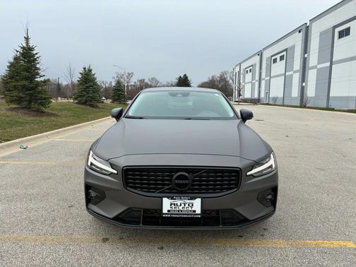 Gray 2022 Volvo S60 T5