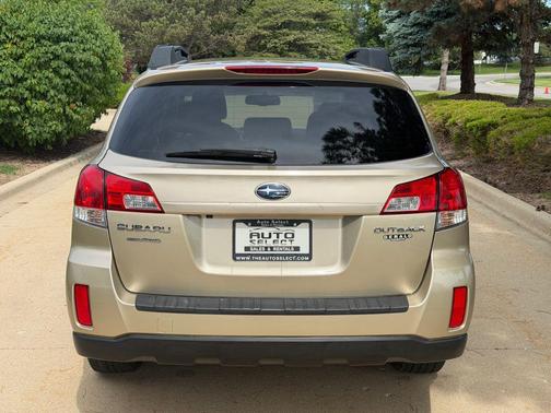 Beige 2010 Subaru Outback 2.5 i Limited