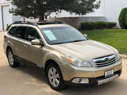 Beige 2010 Subaru Outback 2.5 i Limited