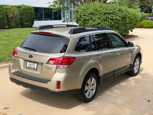 Beige 2010 Subaru Outback 2.5 i Limited