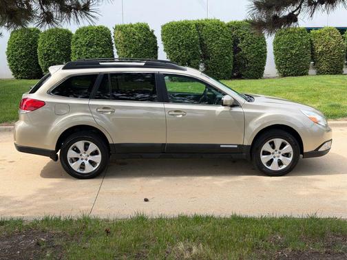 Beige 2010 Subaru Outback 2.5 i Limited