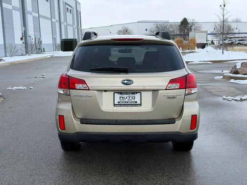 Beige 2010 Subaru Outback 2.5 i Limited