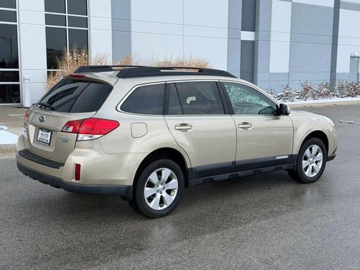 Beige 2010 Subaru Outback 2.5 i Limited