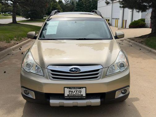 Beige 2010 Subaru Outback 2.5 i Limited