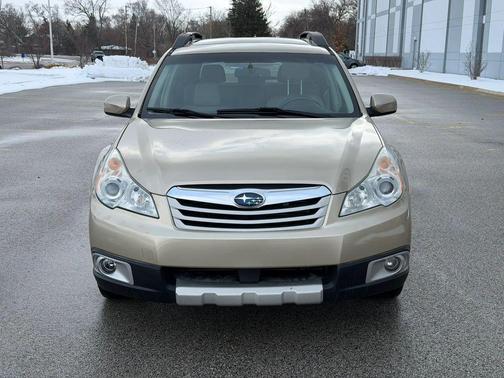 Beige 2010 Subaru Outback 2.5 i Limited