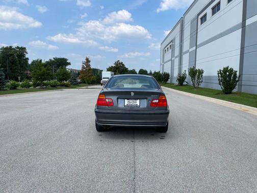 2001 BMW 325 325i Sedan 4D