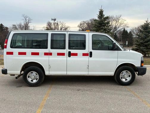 Summit White 2018 Chevrolet Express 2500 Work Van