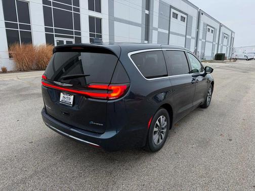 2022 Chrysler Pacifica Hybrid Touring L