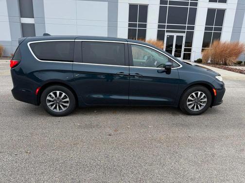 2022 Chrysler Pacifica Hybrid Touring L