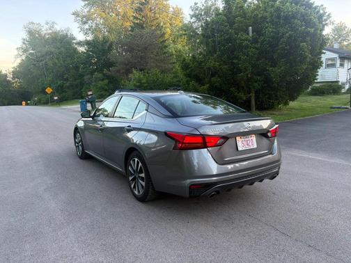 Gun Metallic 2021 Nissan Altima SR FWD
